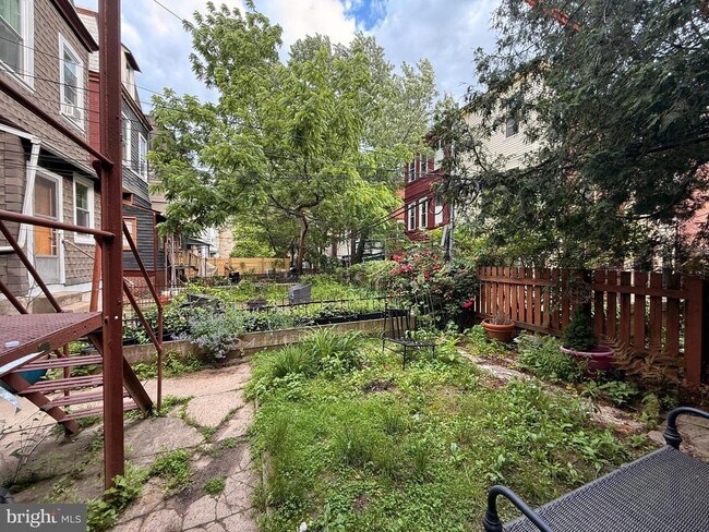 Building Photo - 922 S 49th St
