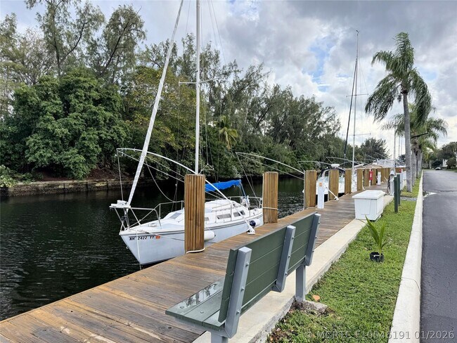 Building Photo - 6219 Bay Club Dr