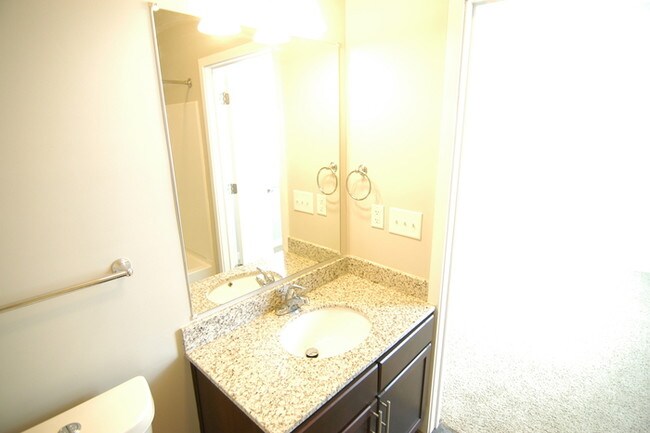 Building Photo - 2 Bedroom in Solo East Condos of Nashville!!