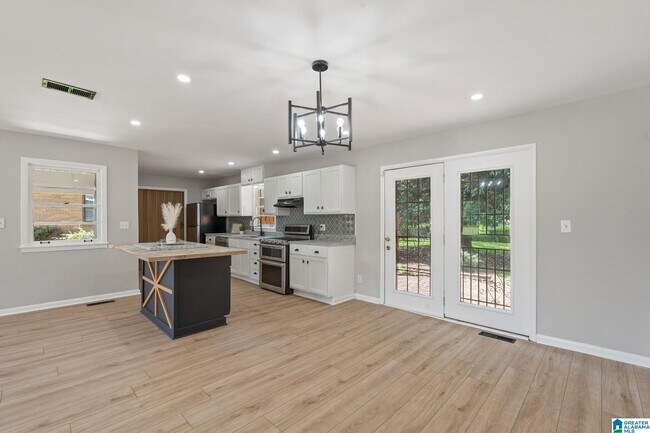 Building Photo - 852 Twin Lake Dr NE