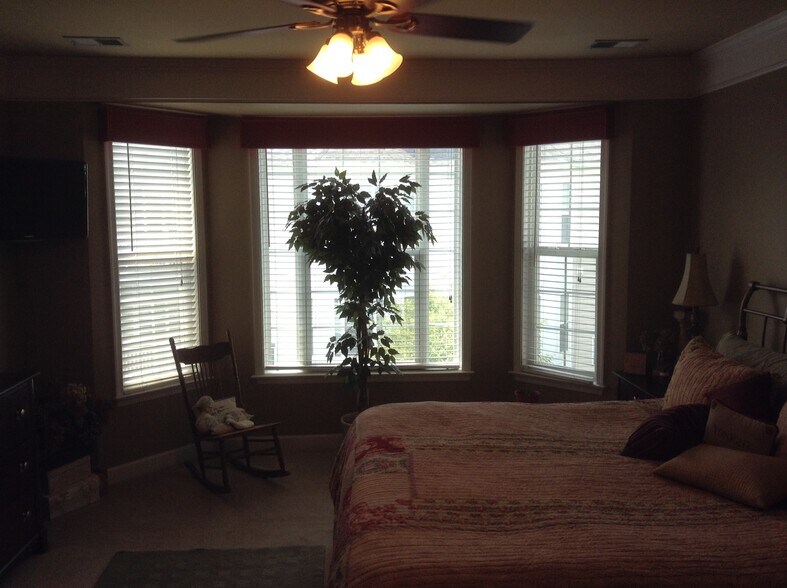 Master bed bay windows - 1518 Enyart Way