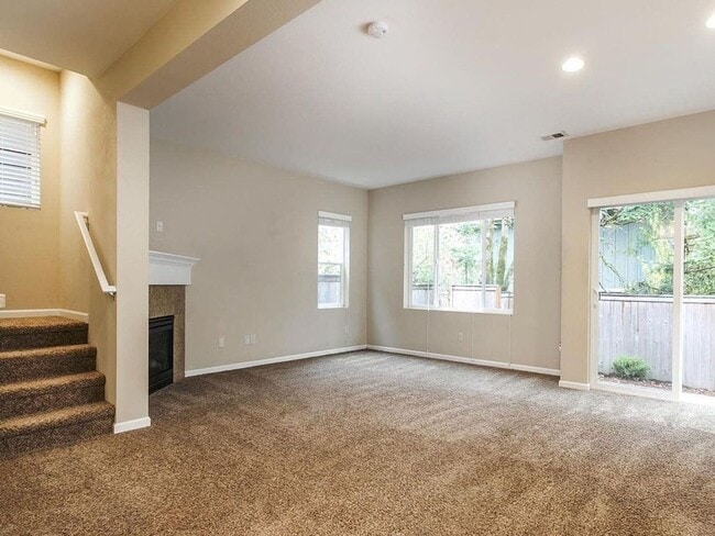 Building Photo - 4 bedroom 2.5 bathroom home