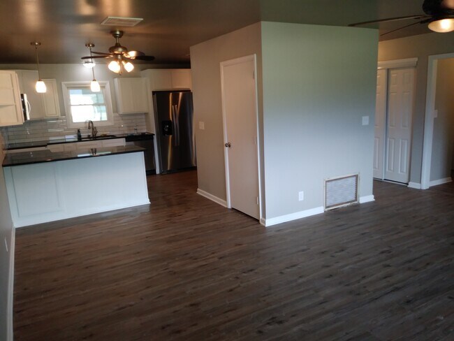 Building Photo - 123 Blank Rd