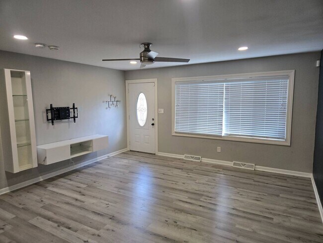 Building Photo - Charming 5-Bedroom Property in Prime Location