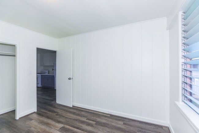 Building Photo - Renovated, upstairs, 2 bedroom 1 bath with...