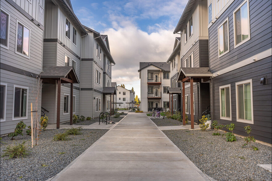 Building Photo - Woodburn Place Apartment Homes