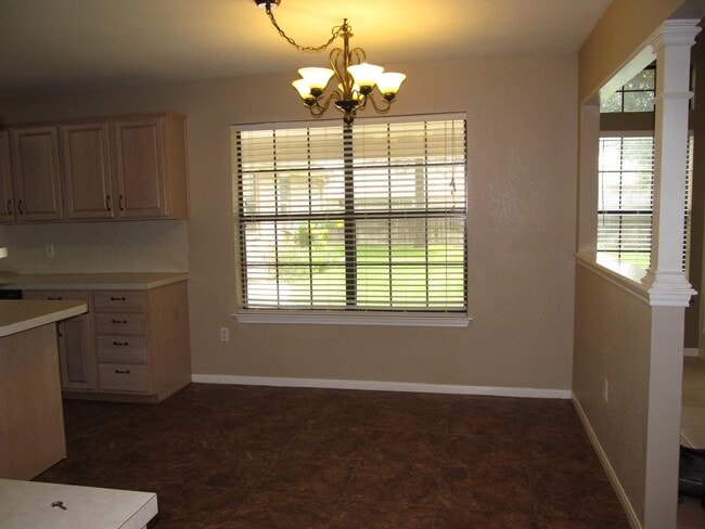 Building Photo - LARGE 4 BEDROOM NEAR LAKE
