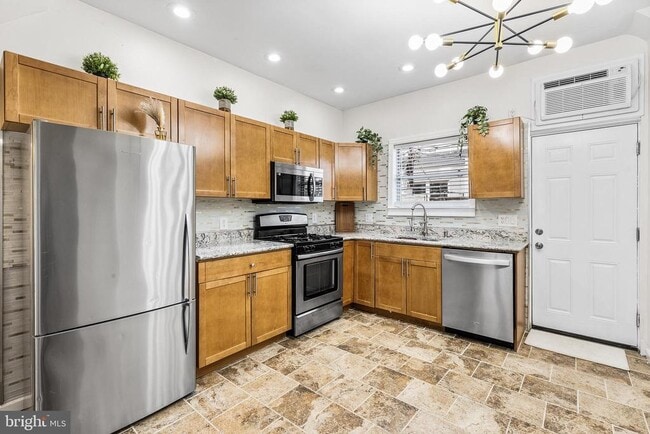 Building Photo - 2335 S Chadwick St