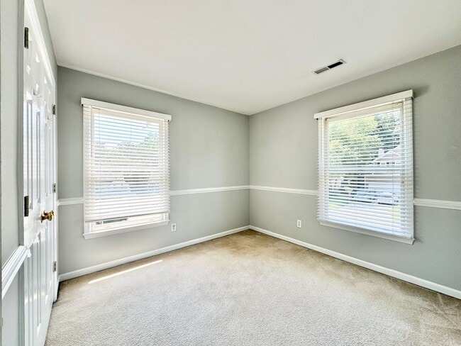 Building Photo - 4 Bedroom On Quiet Cul-De-Sac in Adams Farm - Lawn Care Included!