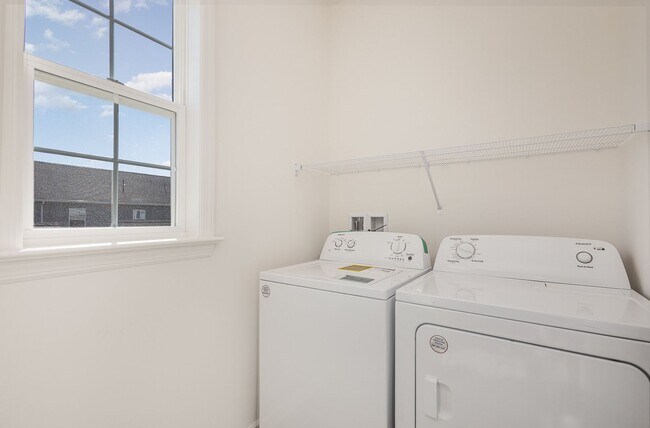 Building Photo - Move in by 12/1/24 for HALF OFF FIRST MONT...