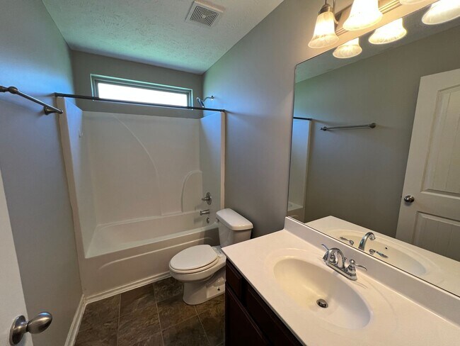 Building Photo - Cute 3 BR, 2 Bath near Christiana