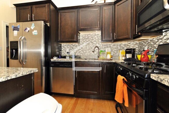 Building Photo - Renovated Duplex Townhome