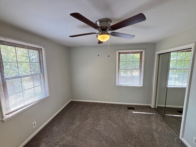 Building Photo - Close to Glenbrook area in Hendersonville!
