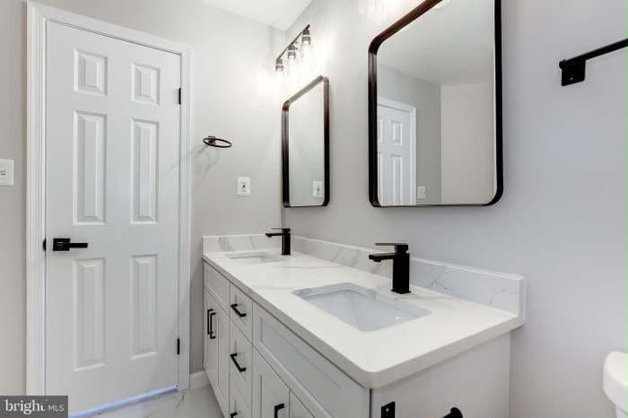 Building Photo - 3520 Golden Hill Dr