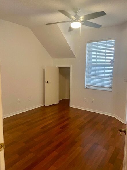 Building Photo - 725 SW 148th Ave