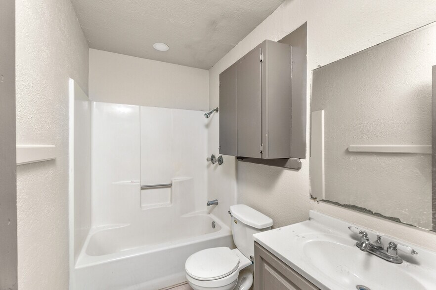 Building Photo - 1700 N 6th St