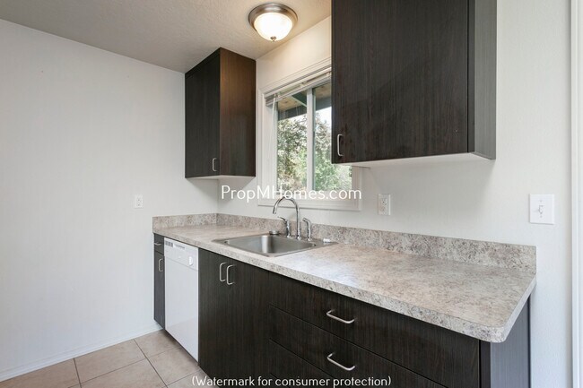 Building Photo - 15535 NE Glisan St