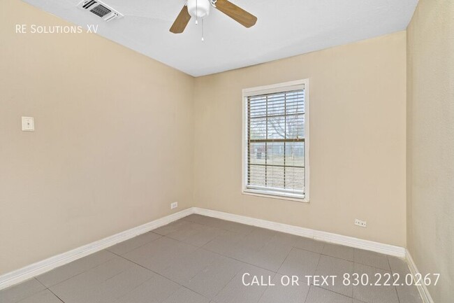 Building Photo - "Charming 2-Bed Oasis in San Antonio: Cozy...