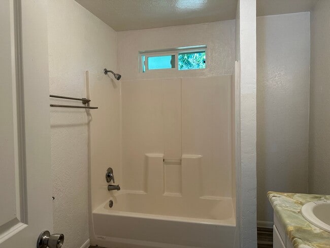 Building Photo - Well maintained home, recent upgrades, cut...