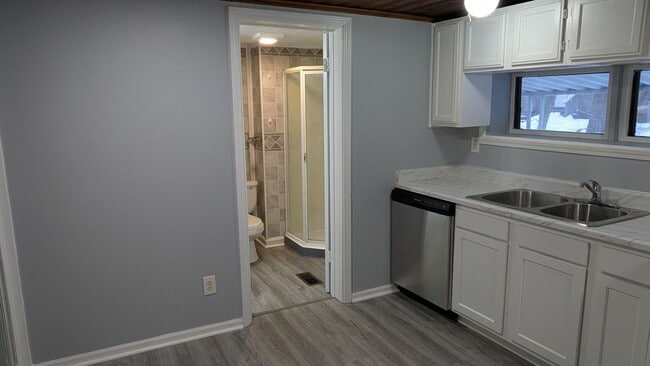 Building Photo - Welcome to this charming 3-bedroom, 1-bathroom home in Akron - Section 8 Welcome