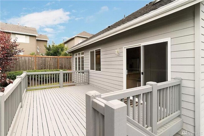 Building Photo - Fabulous Buchan Tri-level in popular Redhawk