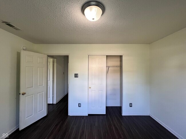 Building Photo - 10400 Hickory Hill Dr