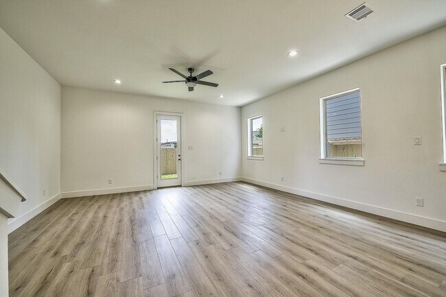Building Photo - 1632 Davis Ave