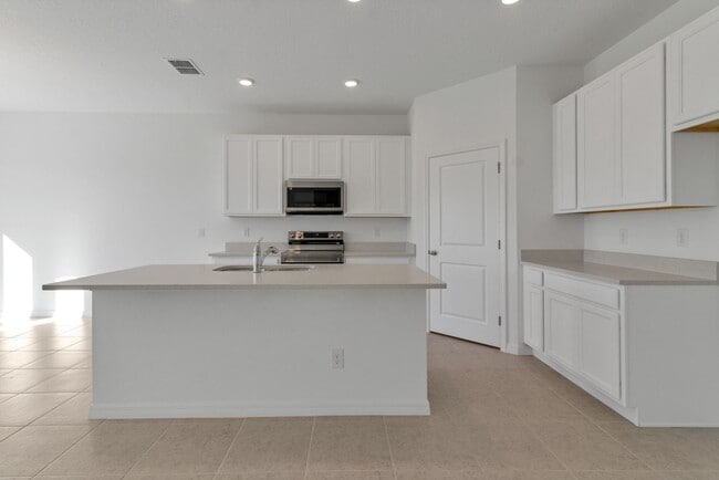 Building Photo - Like-New Ashton Woods Spacious 5BR 4BA, Prime Location Near I-4!