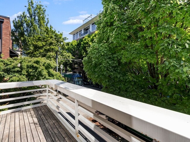 Building Photo - Fully renovated 2 level/2 bed/2 bath pearl...