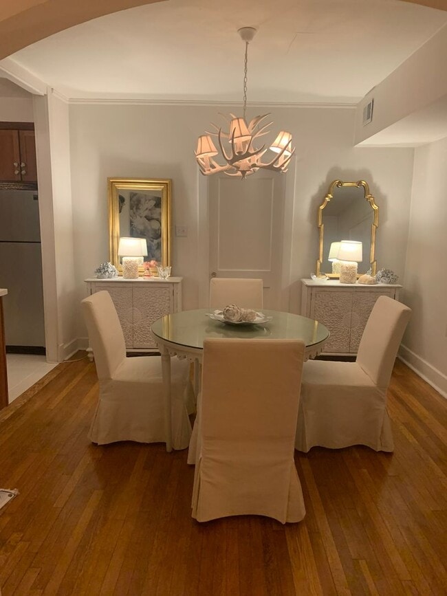 Building Photo - Introducing a charming 3-bedroom, 2-bathroom townhouse located in the heart of Shadyside