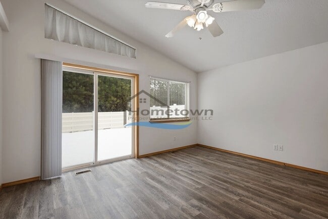 Building Photo - Lovely 3 Bedroom 2 Bath Home w/ 2 Car Gara...