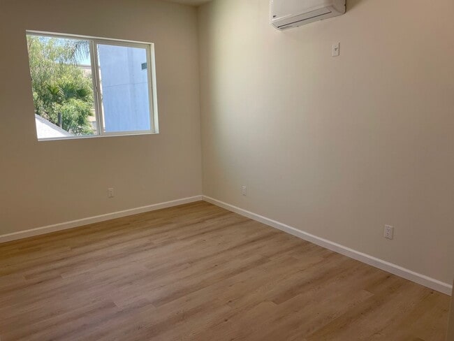 Building Photo - 1 Month Free! Luxury 4 Bedroom Home in Echo Park!