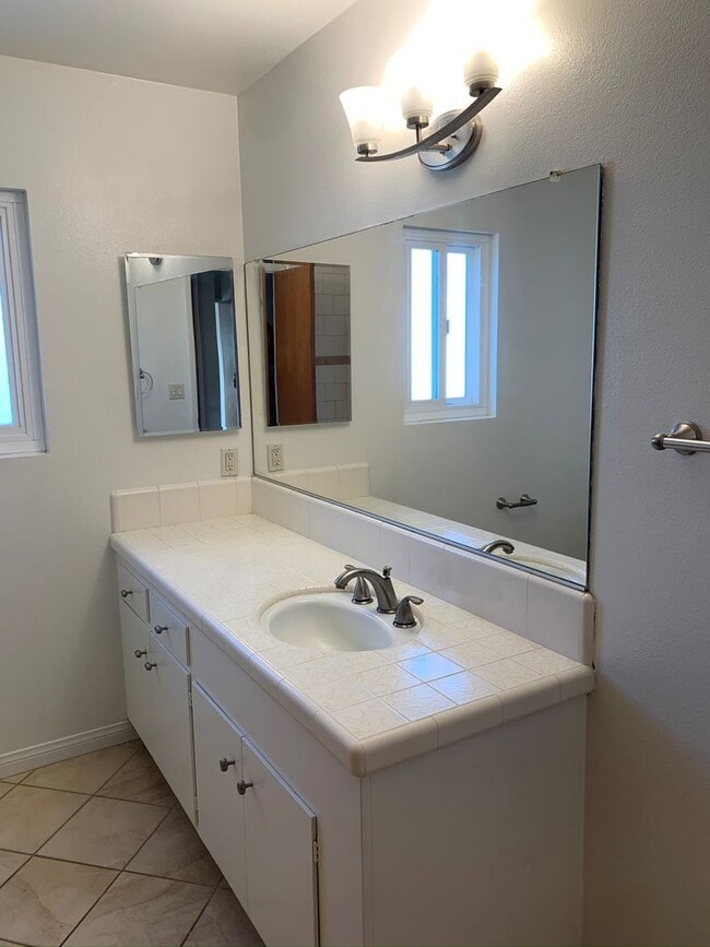 Building Photo - FANTASTIC CONDO IN THE HEART OF BELMONT SHORES/BLUFF PARK!