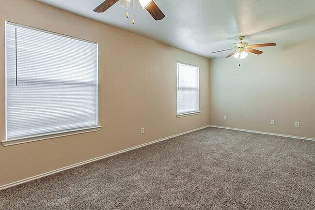 Building Photo - 3 BED / 2 Bath  AVAILABLE END OF JANUARY