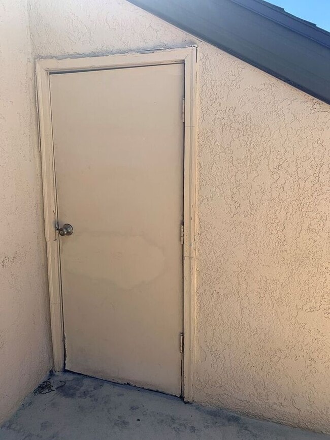 Building Photo - Two Bedroom Apartment with Living Area Loft Available!