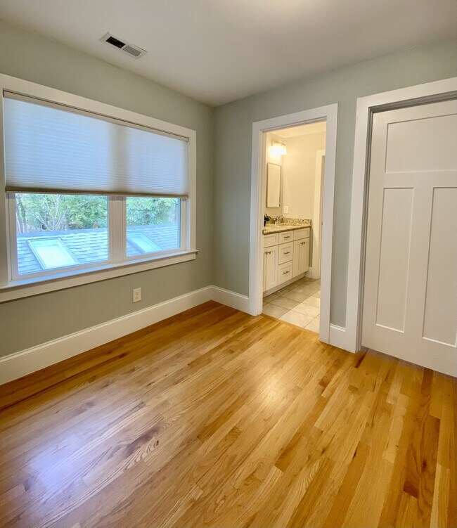 Building Photo - 305 Mallard Ave