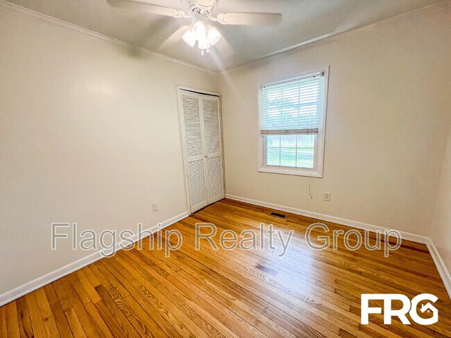 Building Photo - 466 Circle Dr