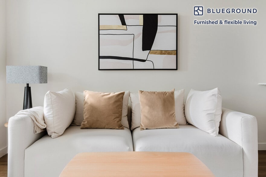 Building Photo - 2333 Calle Del Mundo