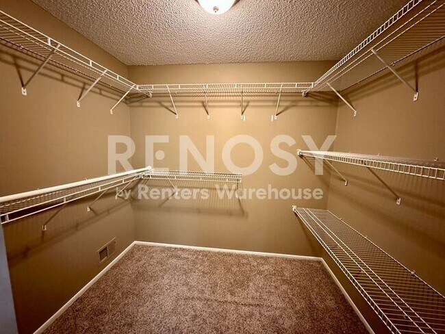 Building Photo - 5 Bedroom 3 Bathroom Single Family Home in Burnsville