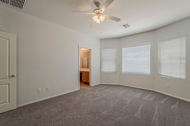 Building Photo - 3 Bed 2 Bath - New Kitchen Appliances\Carp...