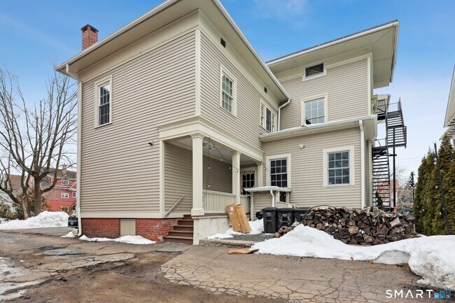 Building Photo - 591 Orange St