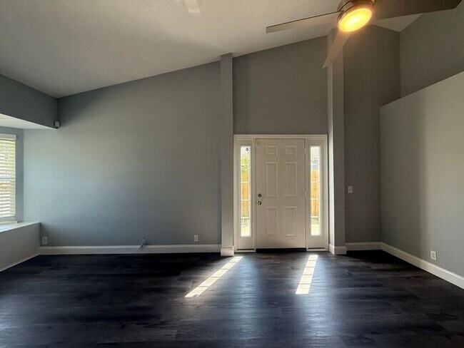 Building Photo - Cute Two Bedroom House in Donelson - Garage & Fenced Backyard
