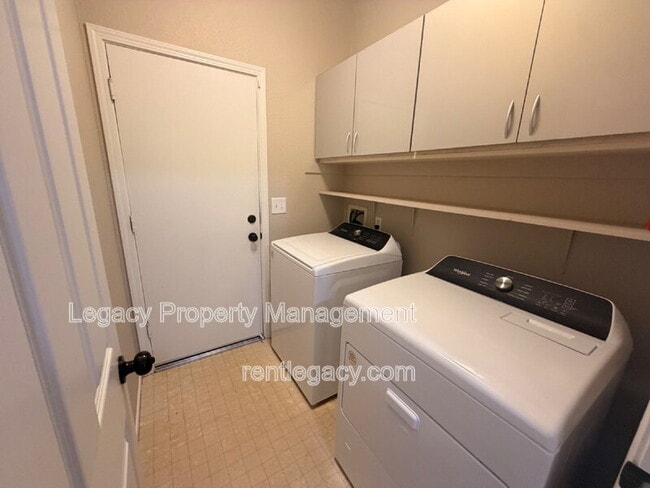 Building Photo - 4711 Summerset Dr