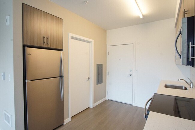 Building Photo - Sellwood-Modern Top Floor 1Bdr w/Floor-to-Ceiling Windows + Pet OK!