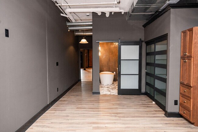 Building Photo - 275 S Limestone