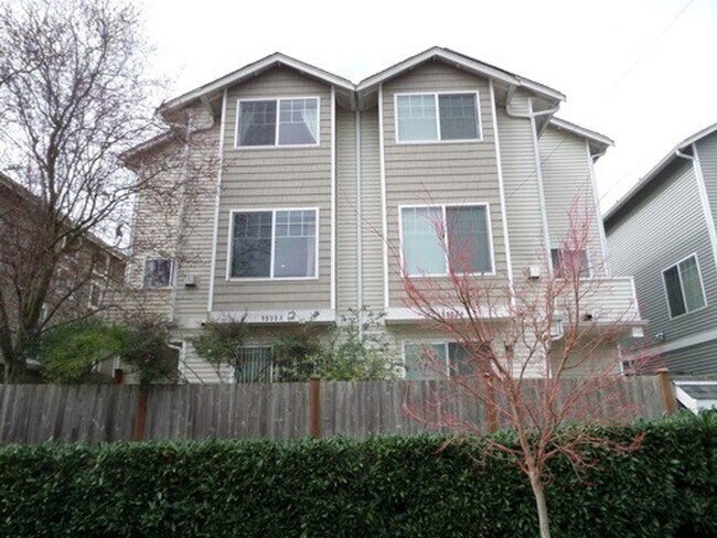 Building Photo - Stunning and Large 3-Bedroom Townhome with Garage FOR RENT in Green Lake!!
