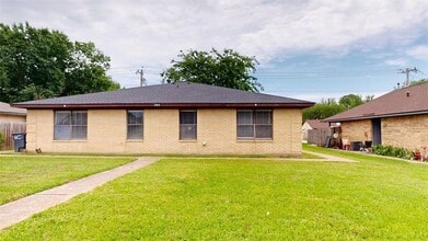 Building Photo - 704 Vassar Ct