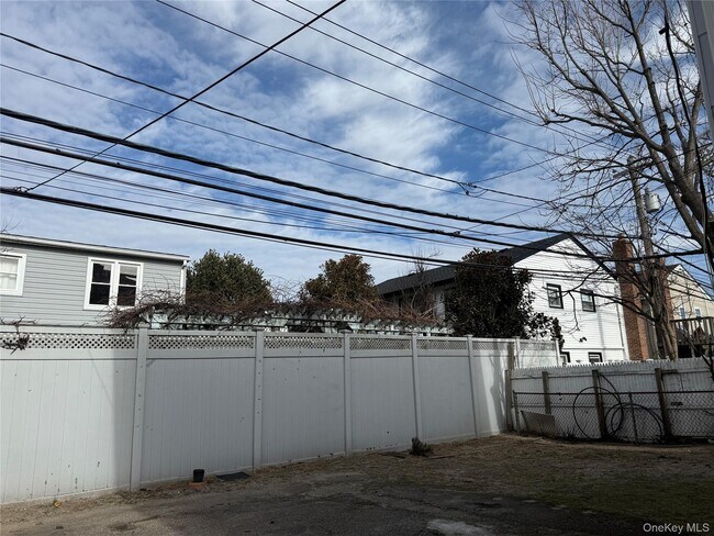 Building Photo - 619 E Park Ave