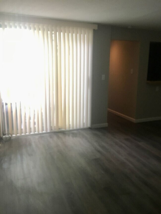 Building Photo - *** Beautiful & Updated Apartment in Mt. Washington * 1 Block to Grandview Ave * Pet Friendly * A...