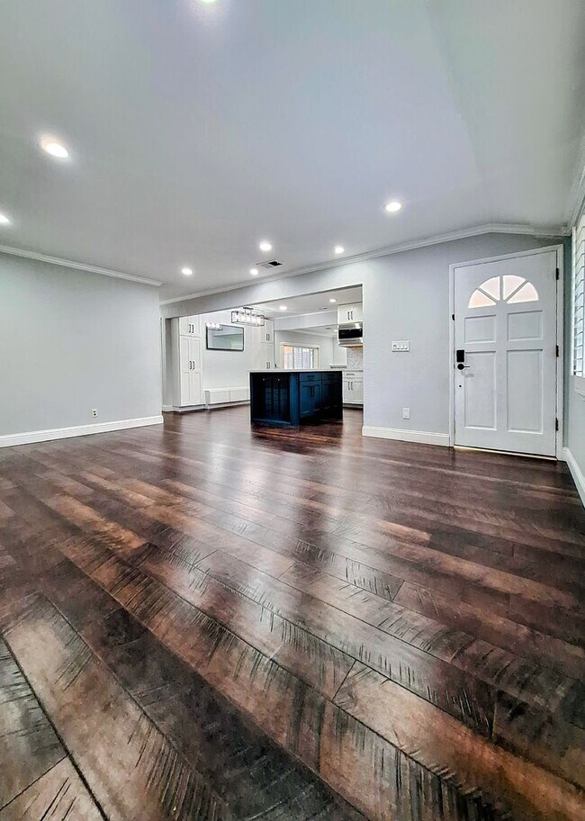 Building Photo - Beatifully Remodeled 3bd Single Story Hous...